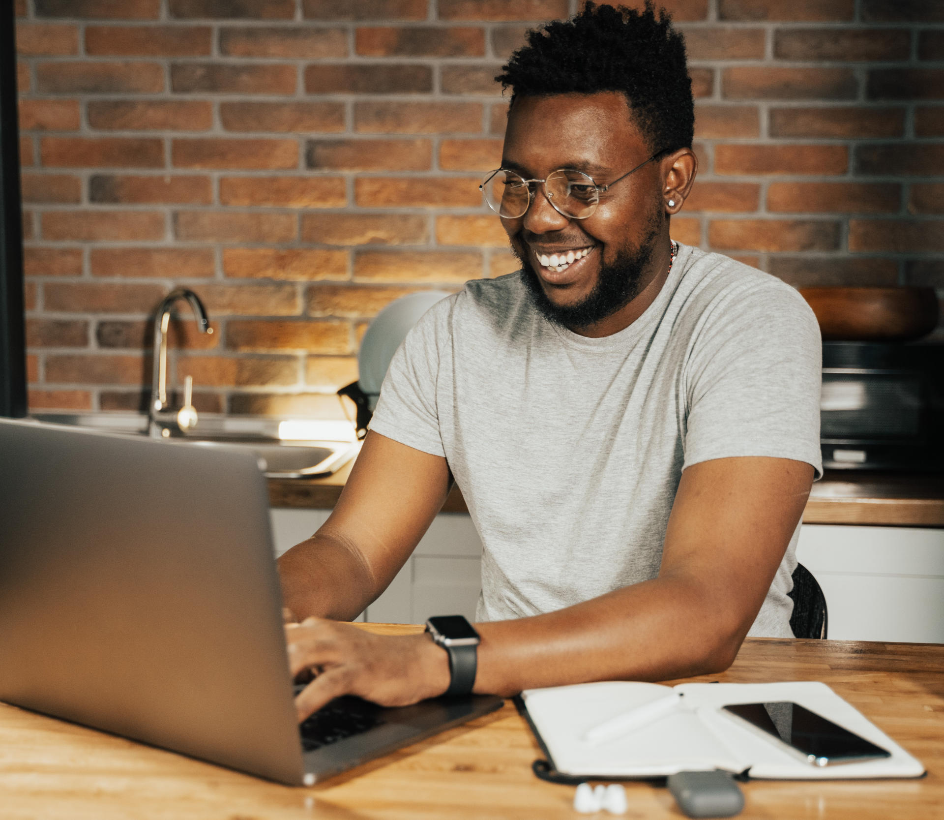 eLearning ist eine effiziente Unterstützung von Lernprozessen in der Aus- und Weiterbildung mit digitalen Medien. In einem kurzen Film werden Informationen oder Werbeinhalte lebendig präsentiert. Der Stil, ob Animation, Bildschirmaufnahme, Realfilm oder in Kombination wird optimal auf das Thema abgestimmt. Ziel ist es, dass der Zuschauer den Sachverhalt in sehr kurzer Zeit versteht beziehungsweise das Produkt oder die Dienstleistung attraktiv wahrnimmt.