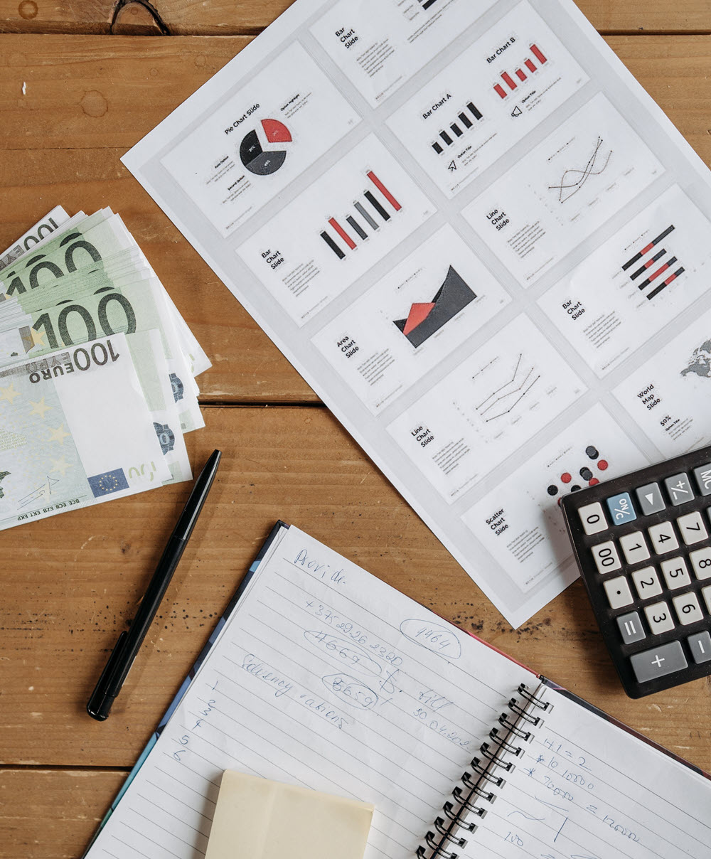 eLearing_Kostenreduktion_Erklaerfilm Die Gegenüberstellung dieser Trainingsformen berücksichtigt sicher nicht alle realen Einflussfaktoren. Auch nicht jedes Thema eignet sich für eLearning. Folgendes kann trotzdem abgeleitet werden, – langjährige Erfahrung und stets positive Ergebnisse stützen diese Erkenntnisse.<br />+ Ein bereits vorhandener Schulungsleitfaden für Vor-Ort Schulung erleichtert die Definition der Kernthemen und Prozesse für das Video-Storyboard.<br />+ Die Inhalte werden anschaulich und so kompakt aufbereitet, sodass der Erklärfilms nur ein Bruchteil einer Live-Schulung dauert.<br />+ Mit einem guten Storyboard ist ein Video in kurzer Zeit produziert.<br />+ Interessante Videos begeistern die Zuschauer.<br />+ Die (Online-) Trainer Buchung entfällt.<br />+ Maximale Flexibilität ermöglicht die unverzügliche Einarbeitung neuer Mitarbeiter oder in neue Themen.<br />+ Reduzierung der Reiseaufwände und Terminplanungen!</p><p>Wichtige Erkenntnis: Bei einem Schulungsthema, das mit einem kompakten Erklärvideo abgebildet wird, sind die größten Faktoren zur Kostenreduktion eine kürzere Schulungsdauer & Reiseaufwände. Die Teilnehmerzahl & ggf. Schulungswiederholungen maximieren den Nutzen!